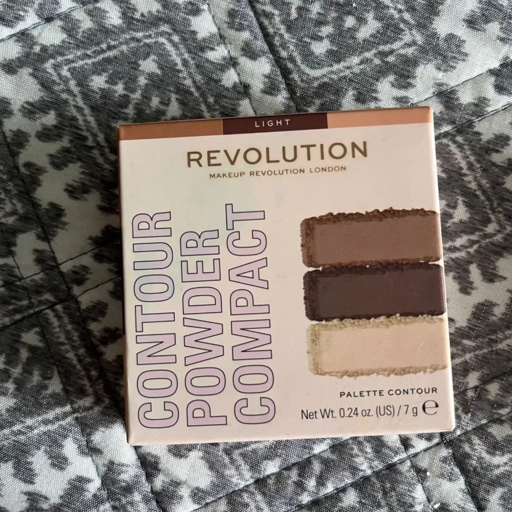 Makeup Revolution London Contour Powder Compact Medium or Light